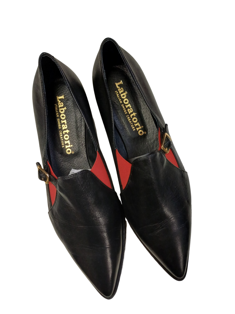 Schwarzer Secondhand Loafer von Laboratorio in Größe 40 freigestellt von oben